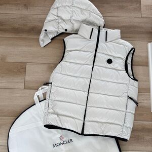 Like New men’s Moncler Ice Gray Valmasque down vest SZ 4. (Large)